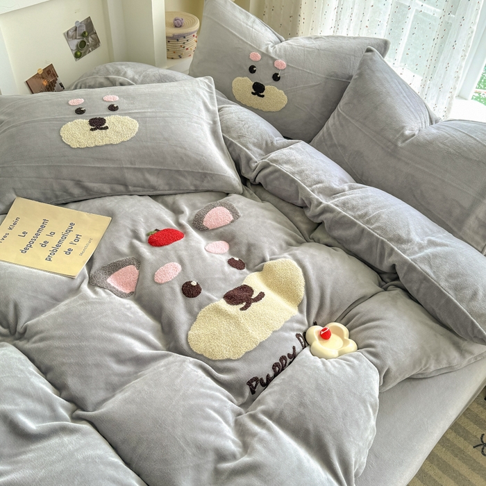 91家纺网 家纺一手货源 找家纺 恋佳居 2025新款卡通毛巾绣牛奶绒绣花四件套 可爱狗