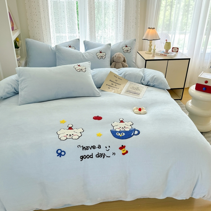 91家纺网 家纺一手货源 找家纺 恋佳居 2025新款卡通毛巾绣牛奶绒绣花四件套 萌趣