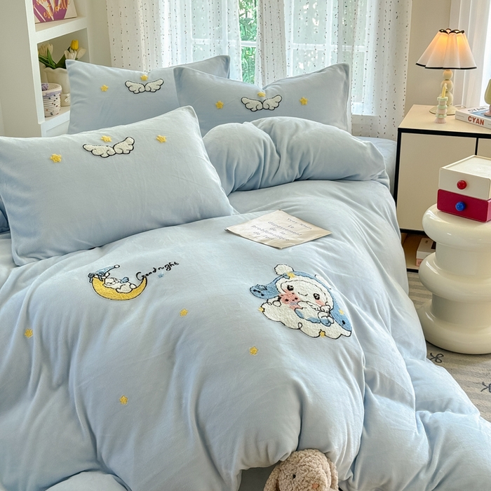 91家纺网 家纺一手货源 找家纺 恋佳居 2025新款卡通毛巾绣牛奶绒绣花四件套 月亮天使