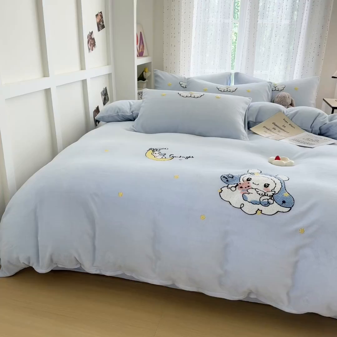 91家纺网 家纺一手货源 找家纺 恋佳居 2025新款卡通毛巾绣牛奶绒绣花四件套 月亮天使