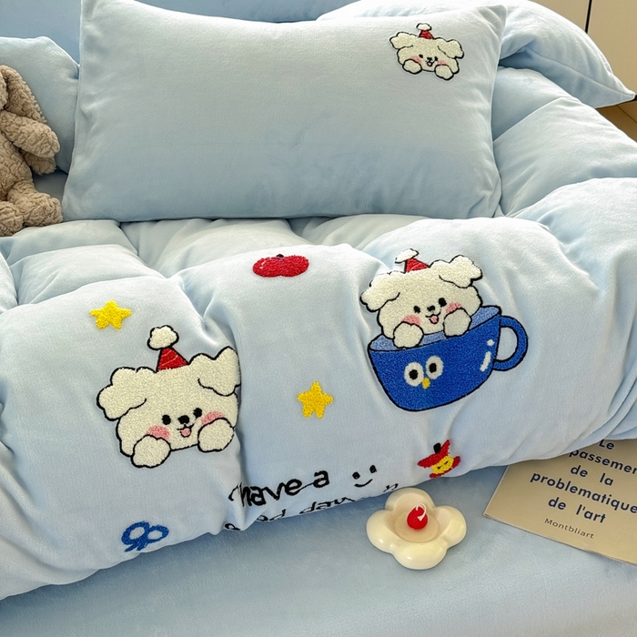 91家纺网 家纺一手货源 找家纺 恋佳居 2025新款卡通毛巾绣牛奶绒绣花四件套 萌趣