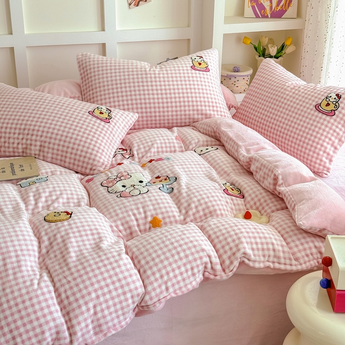 91家纺网 家纺一手货源 找家纺 恋佳居 2025新款卡通毛巾绣牛奶绒绣花四件套 甜品时光