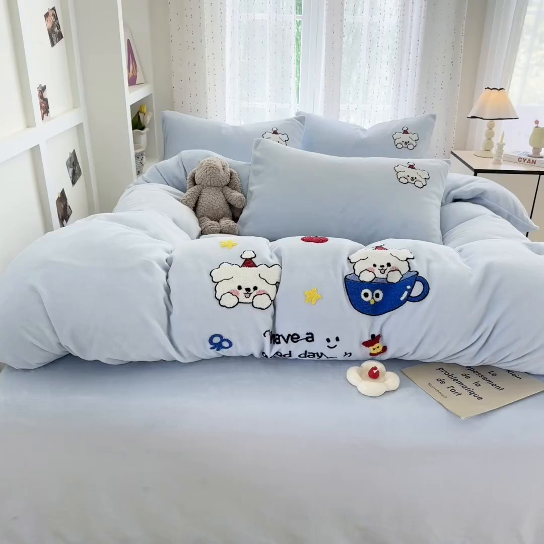 91家纺网 家纺一手货源 找家纺 恋佳居 2025新款卡通毛巾绣牛奶绒绣花四件套 萌趣