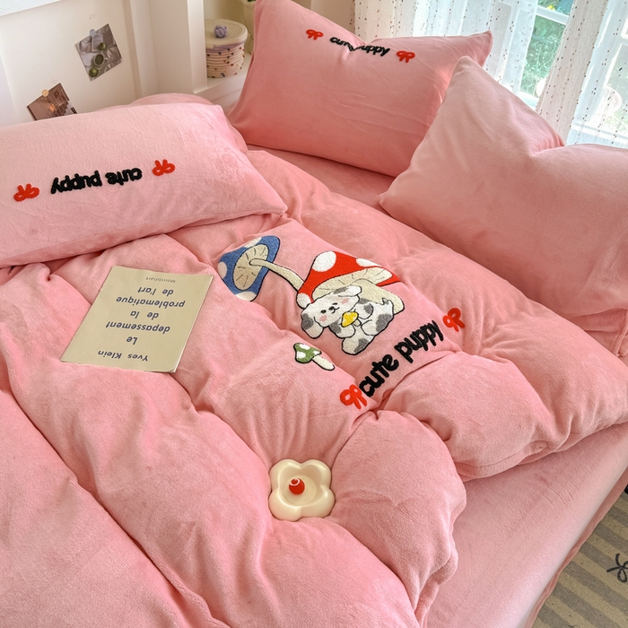 91家纺网 家纺一手货源 找家纺 恋佳居 2025新款卡通毛巾绣牛奶绒绣花四件套 蘑菇与狗-粉