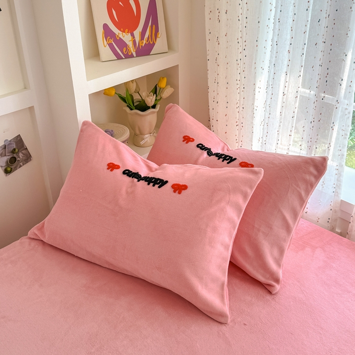 91家纺网 家纺一手货源 找家纺 恋佳居 2025新款卡通毛巾绣牛奶绒绣花四件套 蘑菇与狗-粉