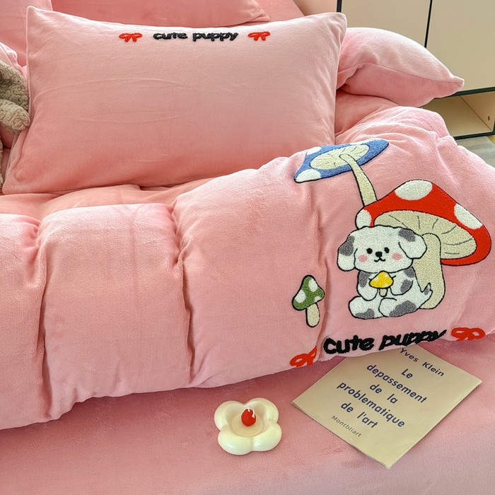 91家纺网 家纺一手货源 找家纺 恋佳居 2025新款卡通毛巾绣牛奶绒绣花四件套 蘑菇与狗-粉