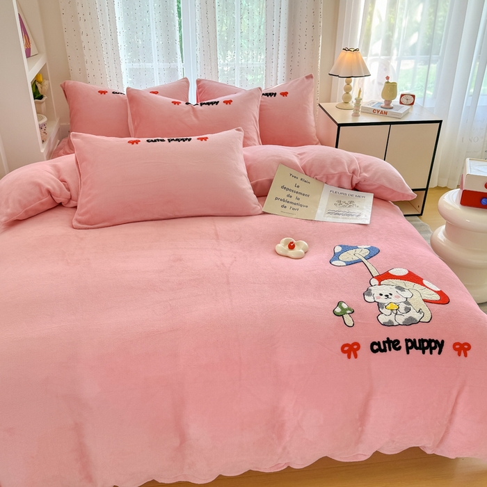 91家纺网 家纺一手货源 找家纺 恋佳居 2025新款卡通毛巾绣牛奶绒绣花四件套 蘑菇与狗-粉