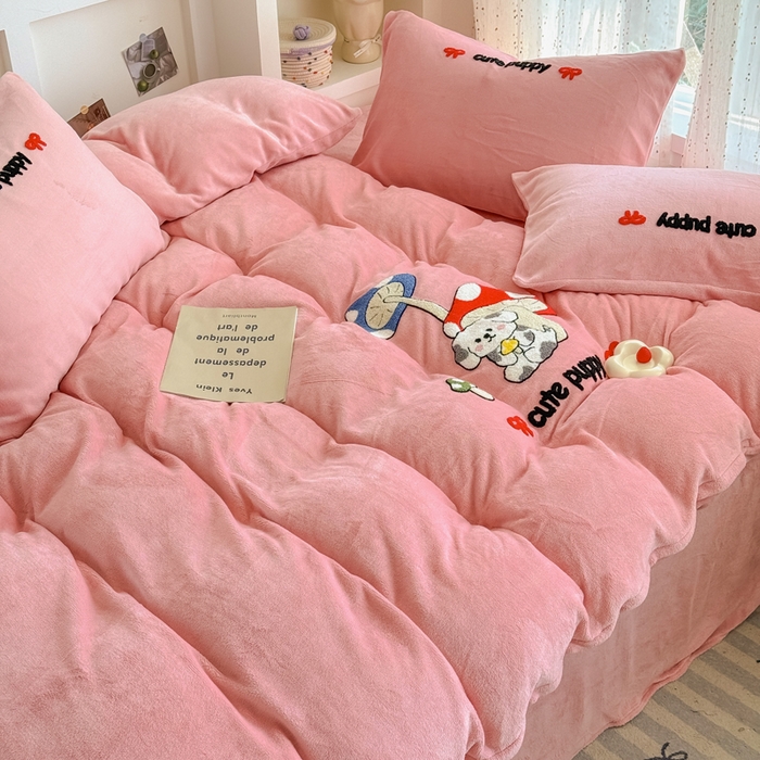 91家纺网 家纺一手货源 找家纺 恋佳居 2025新款卡通毛巾绣牛奶绒绣花四件套 蘑菇与狗-粉