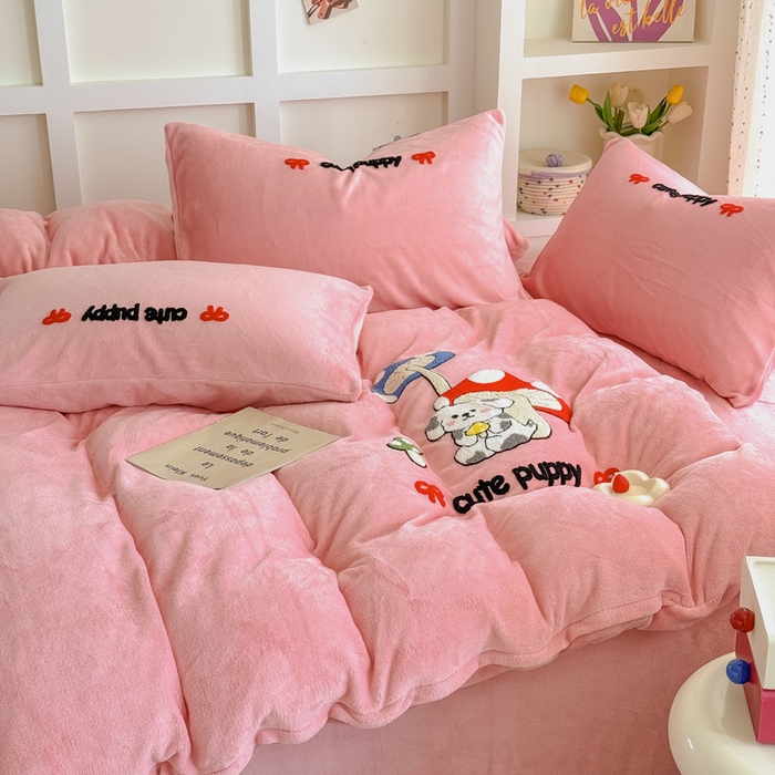 91家纺网 家纺一手货源 找家纺 恋佳居 2025新款卡通毛巾绣牛奶绒绣花四件套 蘑菇与狗-粉