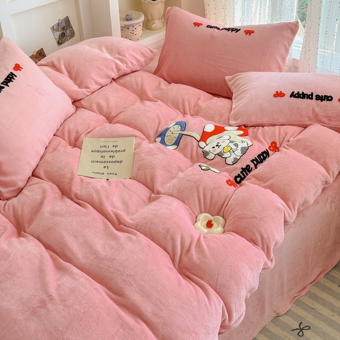 91家纺网 家纺一手货源 找家纺 恋佳居 2025新款卡通毛巾绣牛奶绒绣花四件套 蘑菇与狗-粉