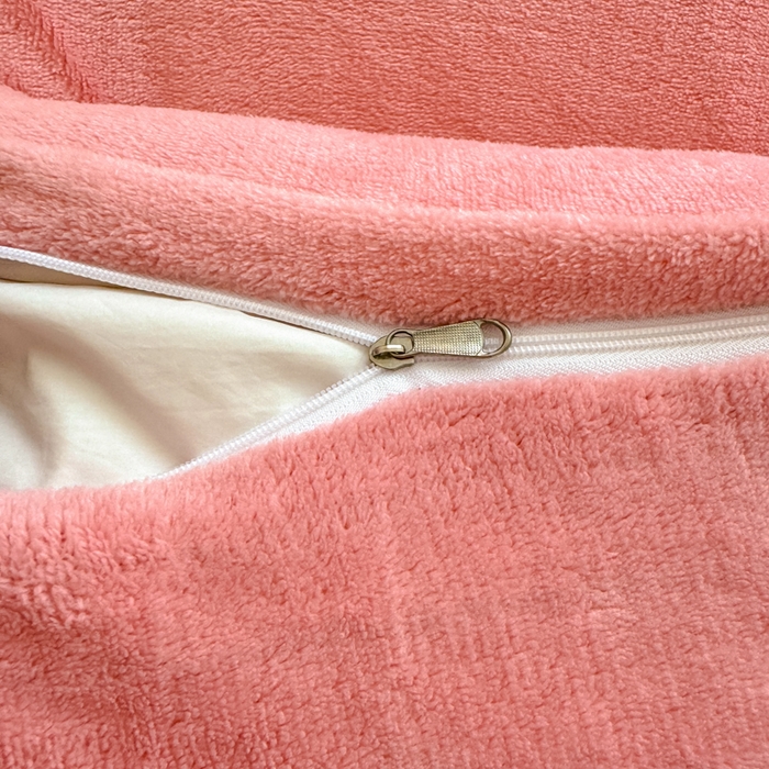 91家纺网 家纺一手货源 找家纺 恋佳居 2025新款卡通毛巾绣牛奶绒绣花四件套 蘑菇与狗-粉