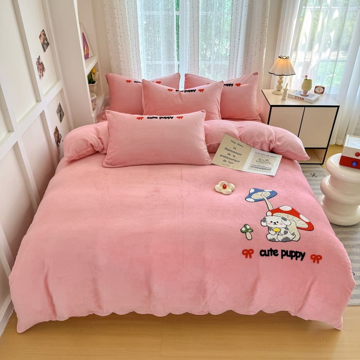 91家纺网 家纺一手货源 找家纺 恋佳居 2025新款卡通毛巾绣牛奶绒绣花四件套 蘑菇与狗-粉