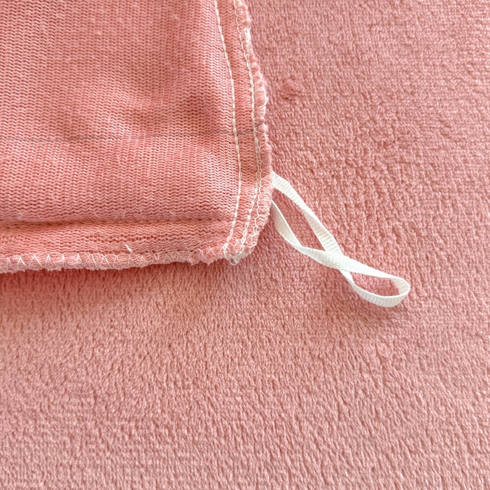 91家纺网 家纺一手货源 找家纺 恋佳居 2025新款卡通毛巾绣牛奶绒绣花四件套 蘑菇与狗-粉