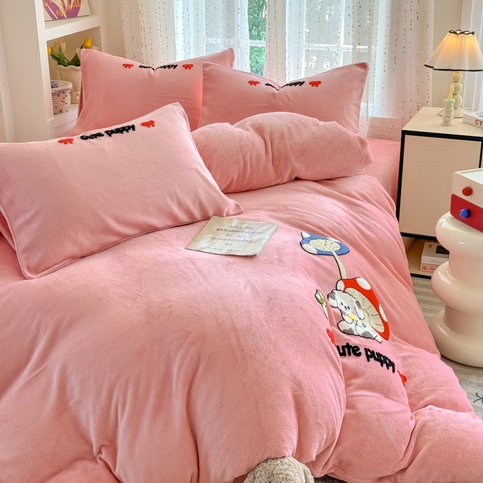 91家纺网 家纺一手货源 找家纺 恋佳居 2025新款卡通毛巾绣牛奶绒绣花四件套 蘑菇与狗-粉