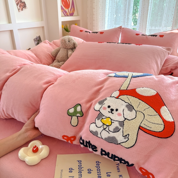 91家纺网 家纺一手货源 找家纺 恋佳居 2025新款卡通毛巾绣牛奶绒绣花四件套 蘑菇与狗-粉