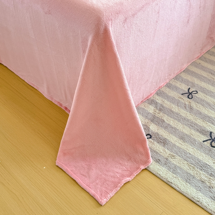 91家纺网 家纺一手货源 找家纺 恋佳居 2025新款卡通毛巾绣牛奶绒绣花四件套 蘑菇与狗-粉