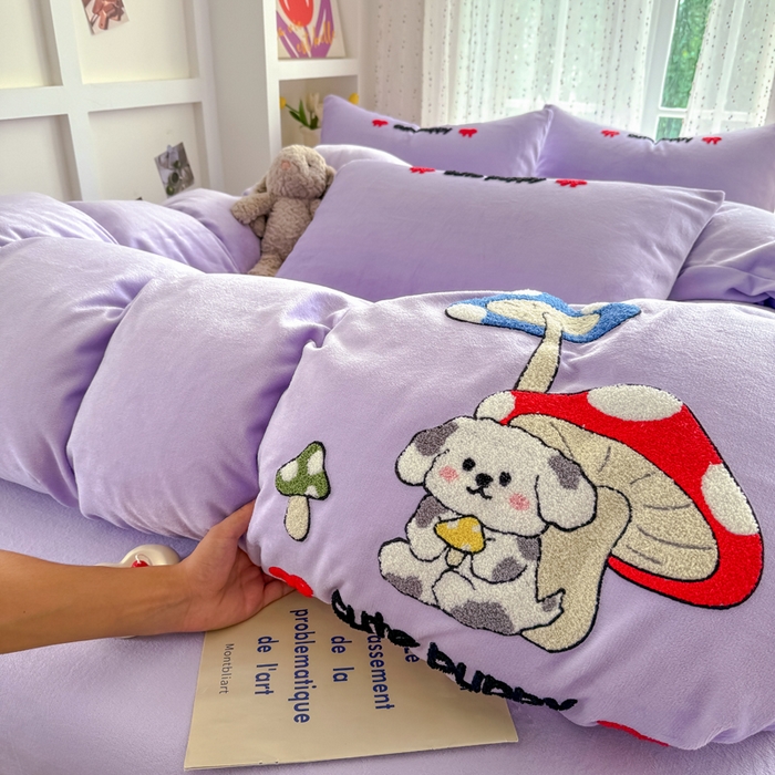 91家纺网 家纺一手货源 找家纺 恋佳居 2025新款卡通毛巾绣牛奶绒绣花四件套 蘑菇与狗-紫