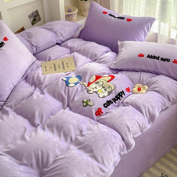 91家纺网 家纺一手货源 找家纺 恋佳居 2025新款卡通毛巾绣牛奶绒绣花四件套 蘑菇与狗-紫