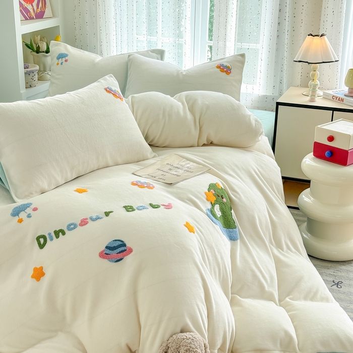 91家纺网 家纺一手货源 找家纺 恋佳居 2025新款卡通毛巾绣牛奶绒绣花四件套 太空小恐龙