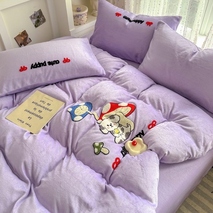 91家纺网 家纺一手货源 找家纺 恋佳居 2025新款卡通毛巾绣牛奶绒绣花四件套 蘑菇与狗-紫