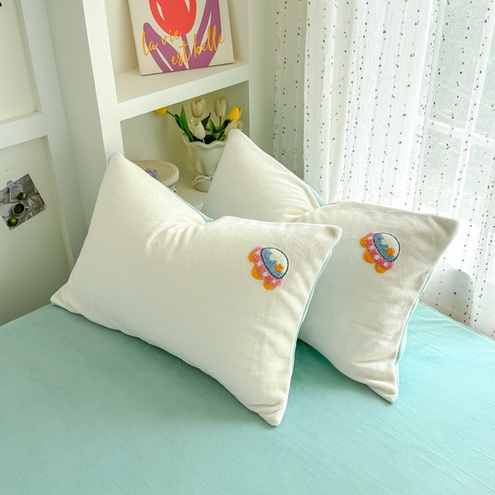 91家纺网 家纺一手货源 找家纺 恋佳居 2025新款卡通毛巾绣牛奶绒绣花四件套 太空小恐龙