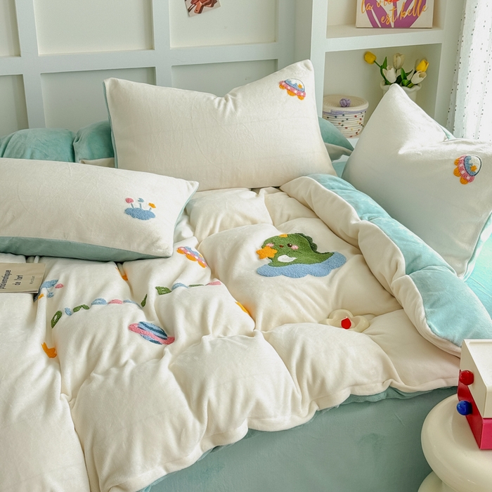 91家纺网 家纺一手货源 找家纺 恋佳居 2025新款卡通毛巾绣牛奶绒绣花四件套 太空小恐龙