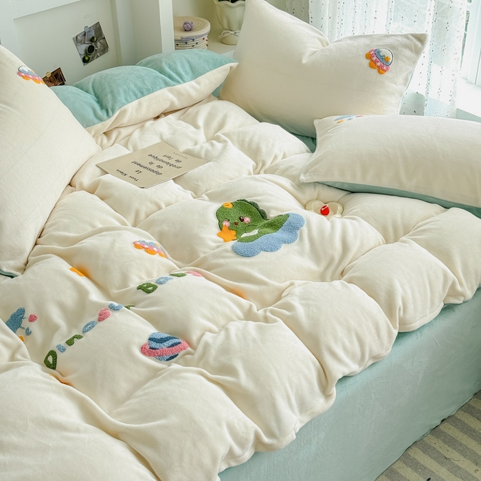 91家纺网 家纺一手货源 找家纺 恋佳居 2025新款卡通毛巾绣牛奶绒绣花四件套 太空小恐龙