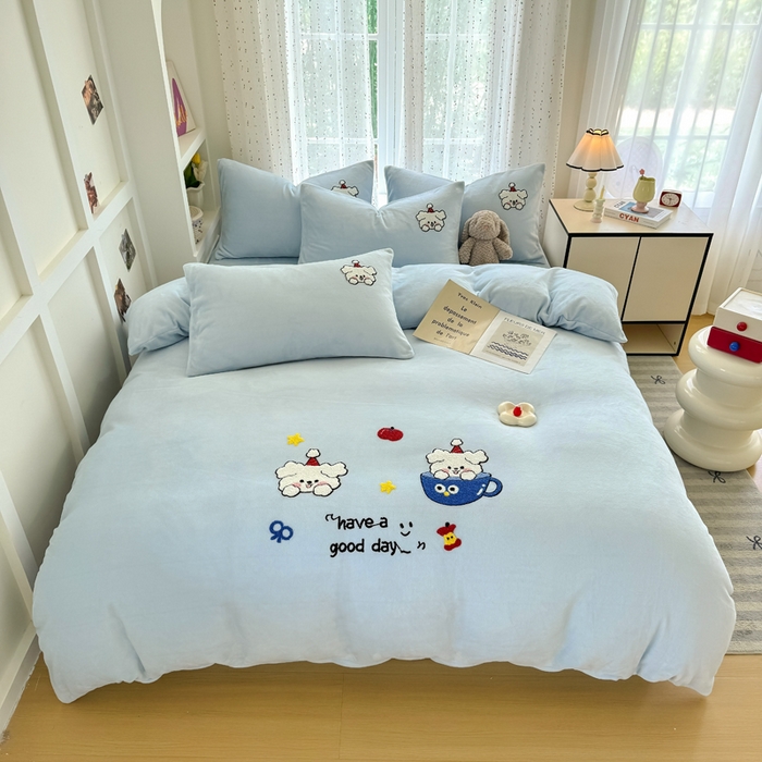 91家纺网 家纺一手货源 找家纺 恋佳居 2025新款卡通毛巾绣牛奶绒绣花四件套 萌趣