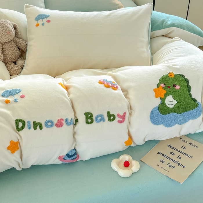 91家纺网 家纺一手货源 找家纺 恋佳居 2025新款卡通毛巾绣牛奶绒绣花四件套 太空小恐龙