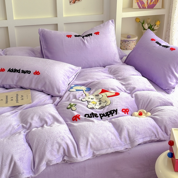 91家纺网 家纺一手货源 找家纺 恋佳居 2025新款卡通毛巾绣牛奶绒绣花四件套 蘑菇与狗-紫