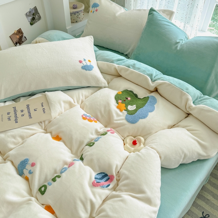 91家纺网 家纺一手货源 找家纺 恋佳居 2025新款卡通毛巾绣牛奶绒绣花四件套 太空小恐龙