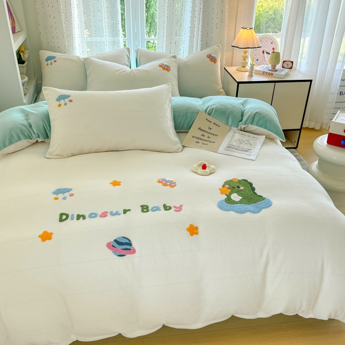 91家纺网 家纺一手货源 找家纺 恋佳居 2025新款卡通毛巾绣牛奶绒绣花四件套 太空小恐龙