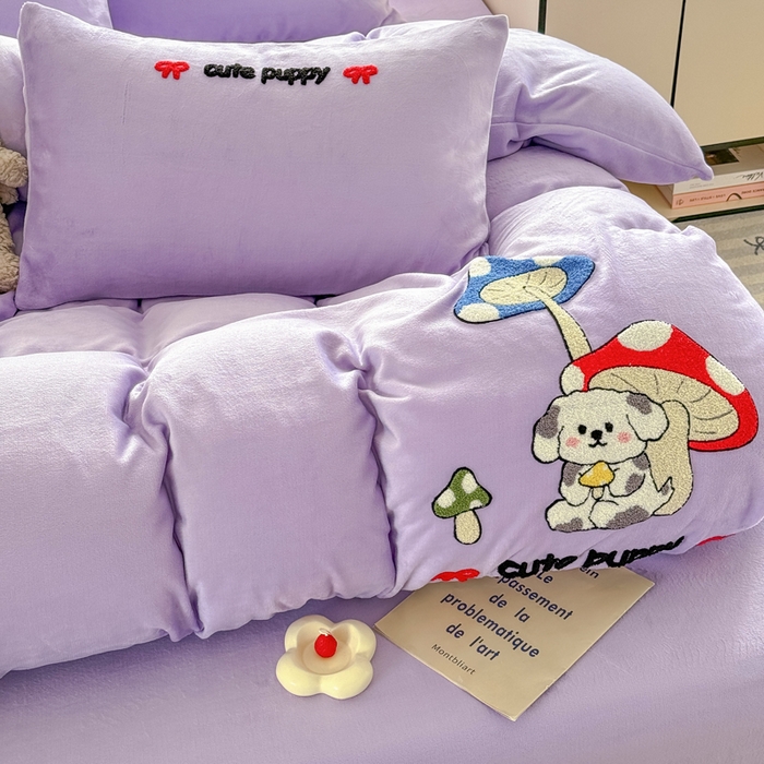 91家纺网 家纺一手货源 找家纺 恋佳居 2025新款卡通毛巾绣牛奶绒绣花四件套 蘑菇与狗-紫