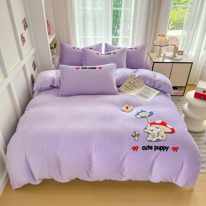 91家纺网 家纺一手货源 找家纺 恋佳居 2025新款卡通毛巾绣牛奶绒绣花四件套 蘑菇与狗-紫