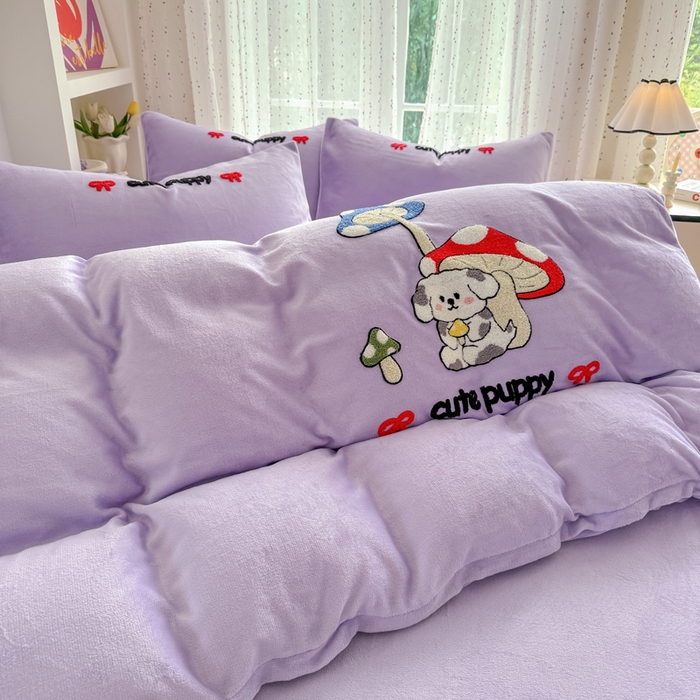 91家纺网 家纺一手货源 找家纺 恋佳居 2025新款卡通毛巾绣牛奶绒绣花四件套 蘑菇与狗-紫