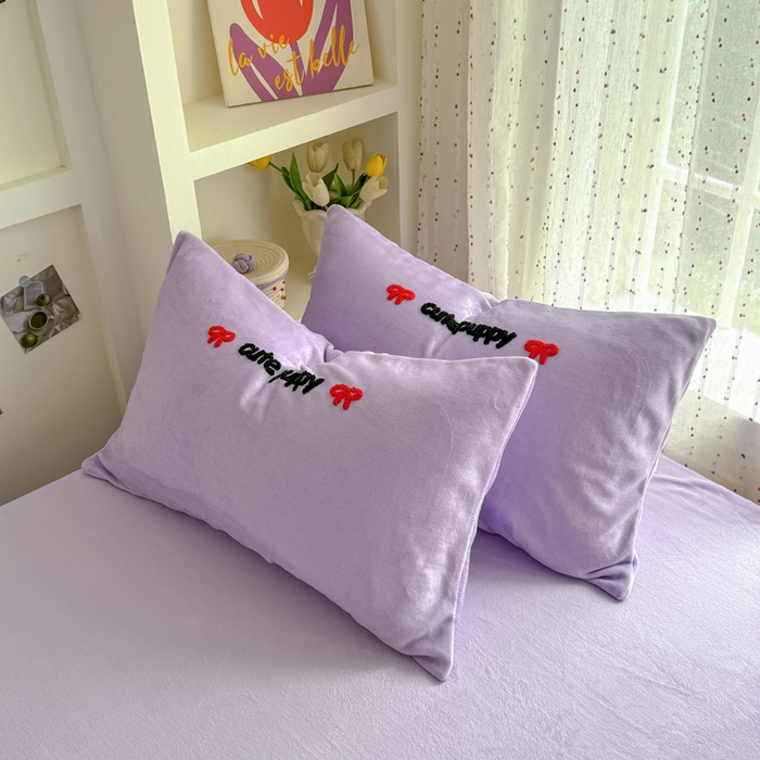 91家纺网 家纺一手货源 找家纺 恋佳居 2025新款卡通毛巾绣牛奶绒绣花四件套 蘑菇与狗-紫