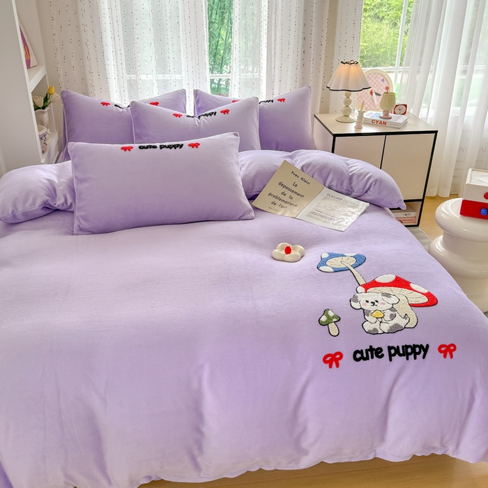 91家纺网 家纺一手货源 找家纺 恋佳居 2025新款卡通毛巾绣牛奶绒绣花四件套 蘑菇与狗-紫