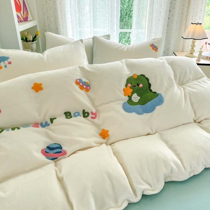 91家纺网 家纺一手货源 找家纺 恋佳居 2025新款卡通毛巾绣牛奶绒绣花四件套 太空小恐龙