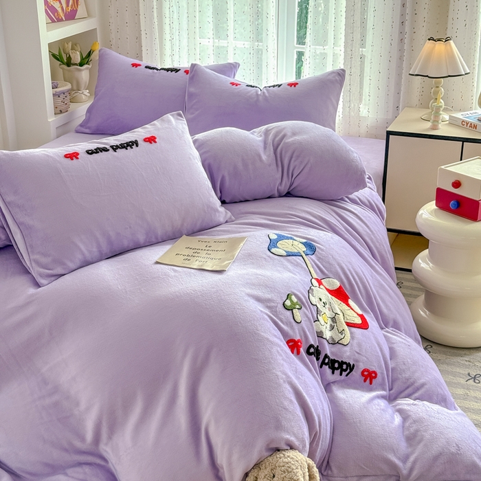 91家纺网 家纺一手货源 找家纺 恋佳居 2025新款卡通毛巾绣牛奶绒绣花四件套 蘑菇与狗-紫