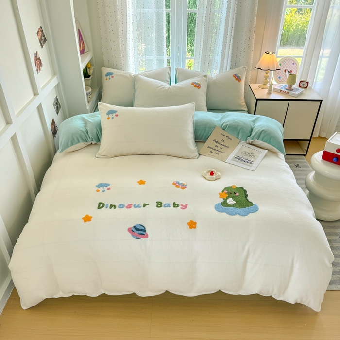 91家纺网 家纺一手货源 找家纺 恋佳居 2025新款卡通毛巾绣牛奶绒绣花四件套 太空小恐龙