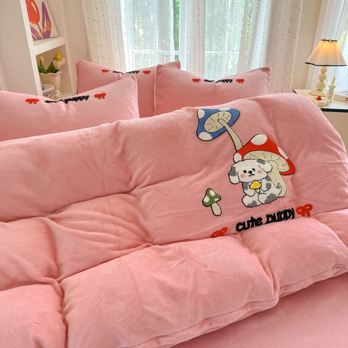 91家纺网 家纺一手货源 找家纺 恋佳居 2025新款卡通毛巾绣牛奶绒绣花四件套 蘑菇与狗-粉