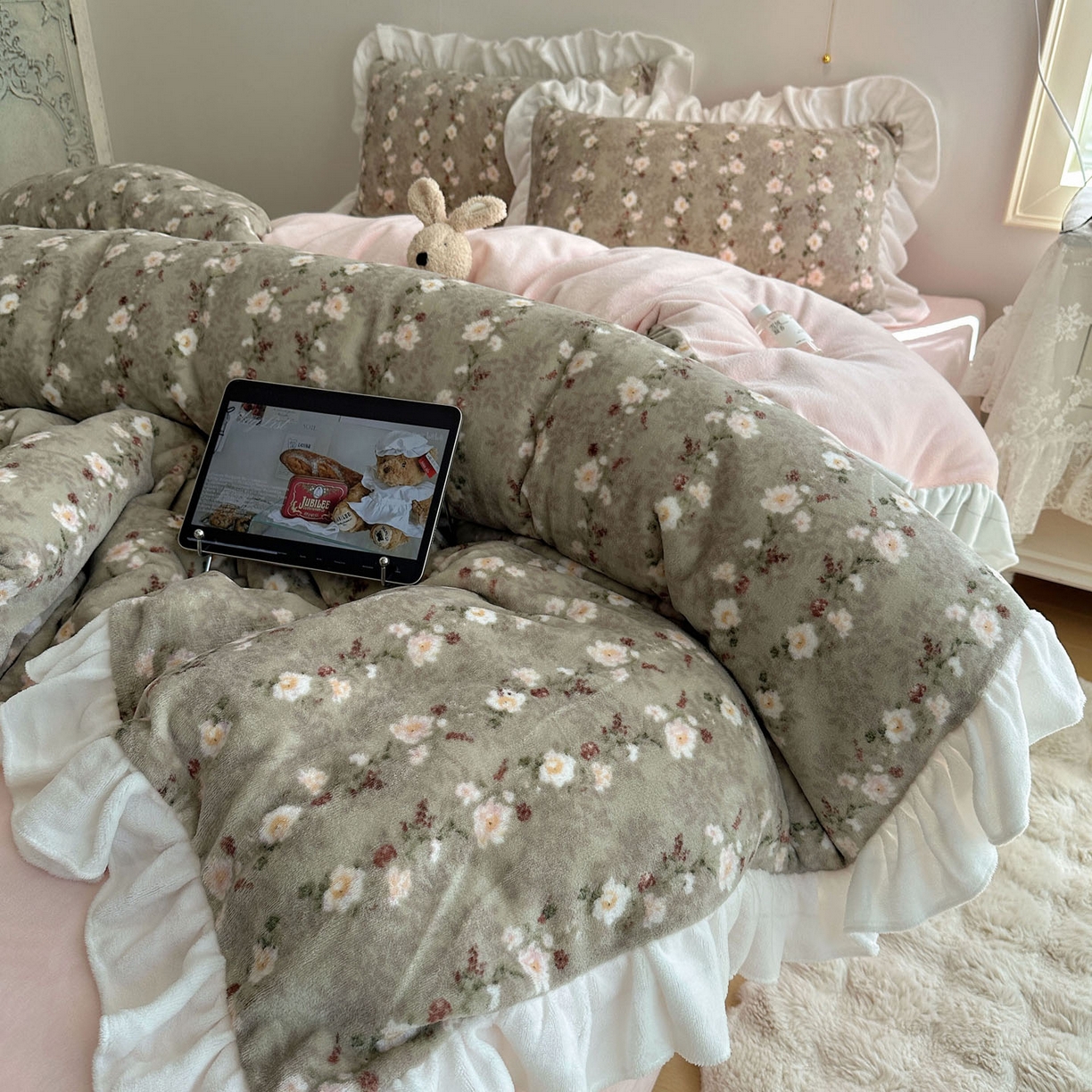 六巷胡同 2025新款韩式博主风花边款小碎花A类牛奶绒四件套 花边晚樱落海