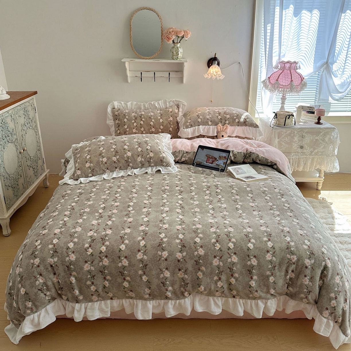 91家纺网 家纺一手货源 找家纺 六巷胡同 2025新款韩式博主风花边款小碎花A类牛奶绒四件套 花边晚樱落海