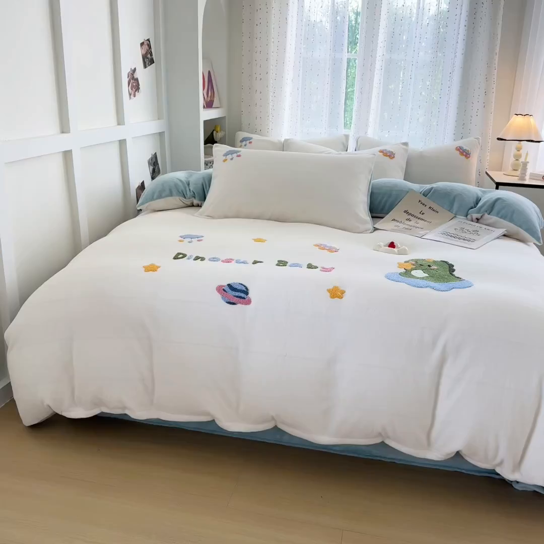 91家纺网 家纺一手货源 找家纺 恋佳居 2025新款卡通毛巾绣牛奶绒绣花四件套 太空小恐龙