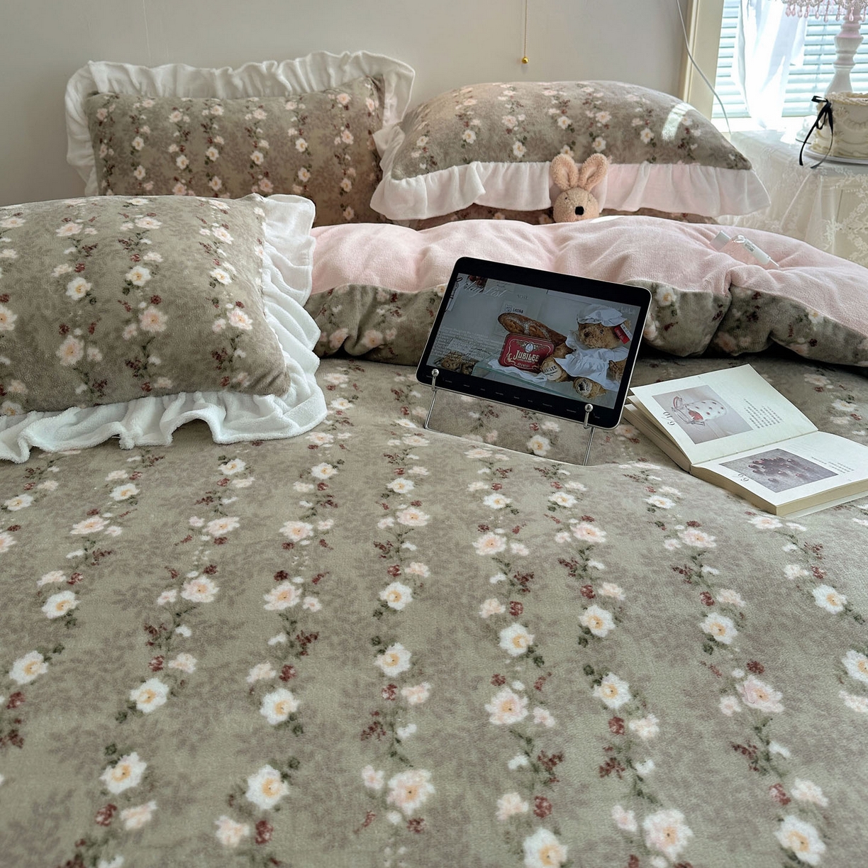 91家纺网 家纺一手货源 找家纺 六巷胡同 2025新款韩式博主风花边款小碎花A类牛奶绒四件套 花边晚樱落海