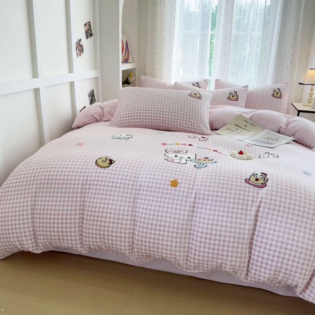 91家纺网 家纺一手货源 找家纺 恋佳居 2025新款卡通毛巾绣牛奶绒绣花四件套 甜品时光