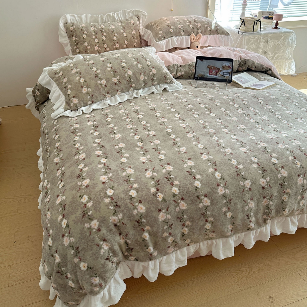 91家纺网 家纺一手货源 找家纺 六巷胡同 2025新款韩式博主风花边款小碎花A类牛奶绒四件套 花边晚樱落海