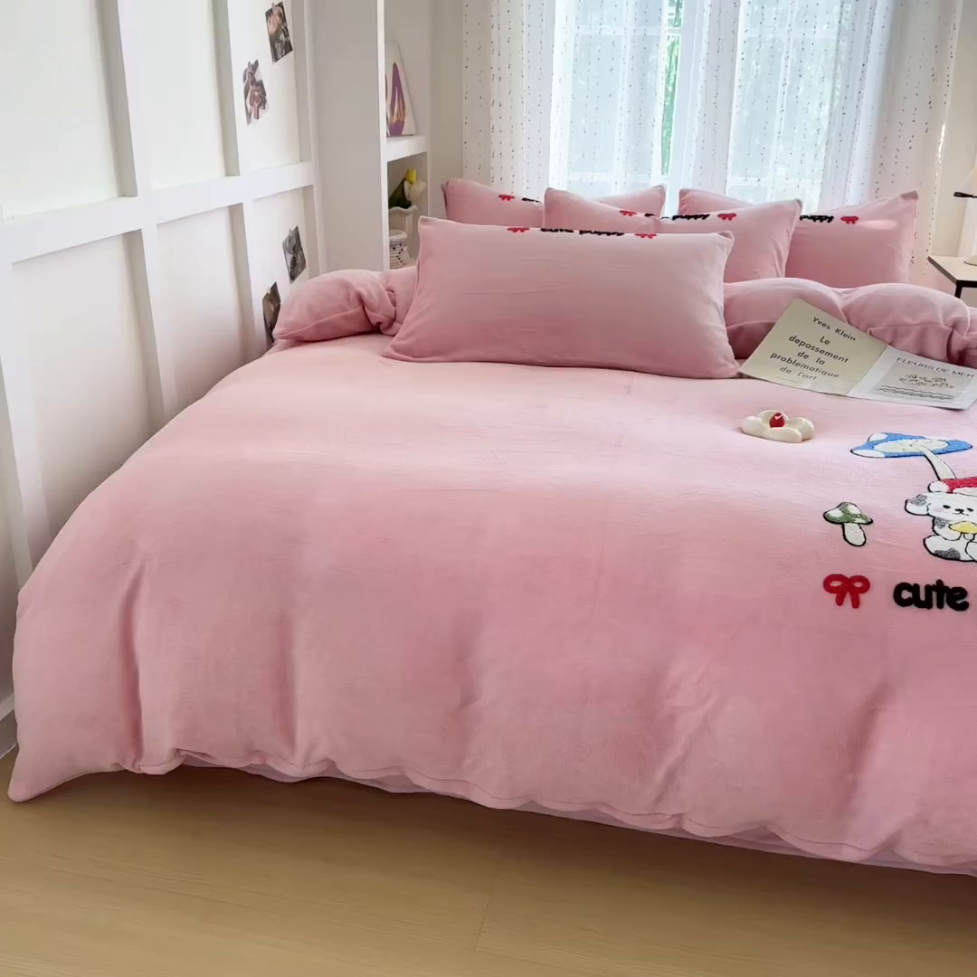 91家纺网 家纺一手货源 找家纺 恋佳居 2025新款卡通毛巾绣牛奶绒绣花四件套 蘑菇与狗-粉