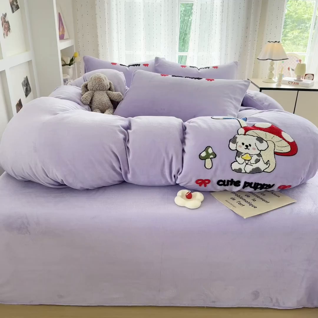 91家纺网 家纺一手货源 找家纺 恋佳居 2025新款卡通毛巾绣牛奶绒绣花四件套 蘑菇与狗-紫