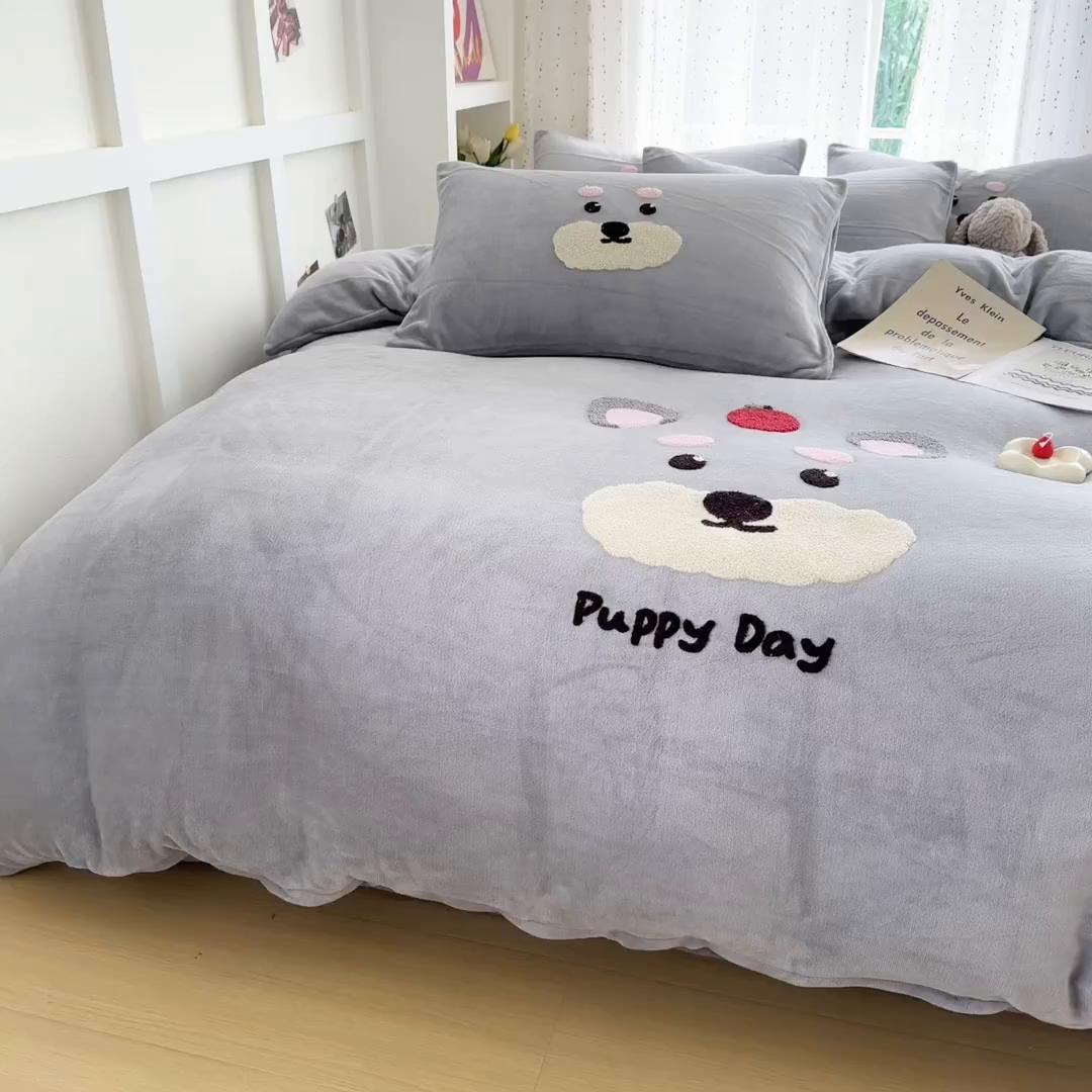 91家纺网 家纺一手货源 找家纺 恋佳居 2025新款卡通毛巾绣牛奶绒绣花四件套 可爱狗